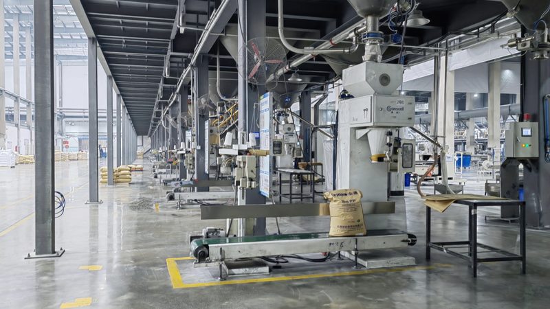在选择化妆品级精细化工原料时，应关注以下要点：